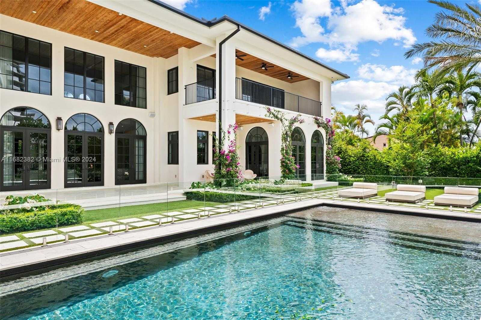 Small Image of 406 TAMARIND DR, Hallandale Beach Number 2
