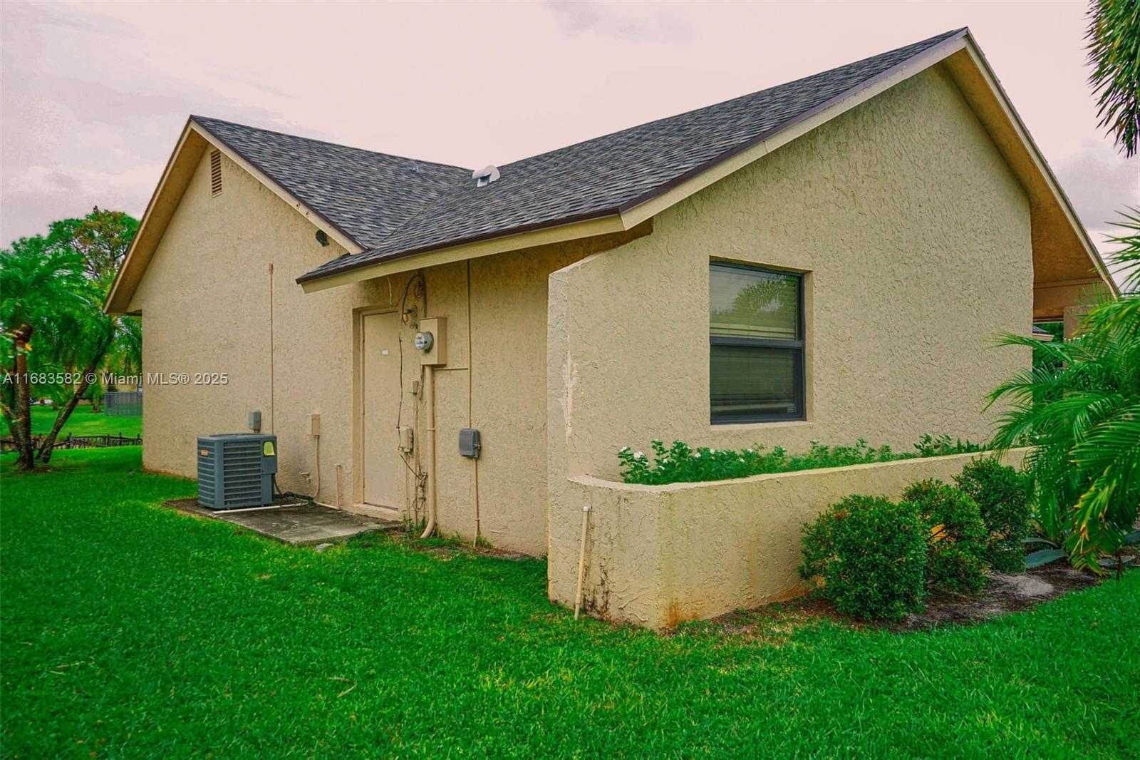 Small Image of 8320 EAST WACCAMAW LN E, Lake Worth Number 33