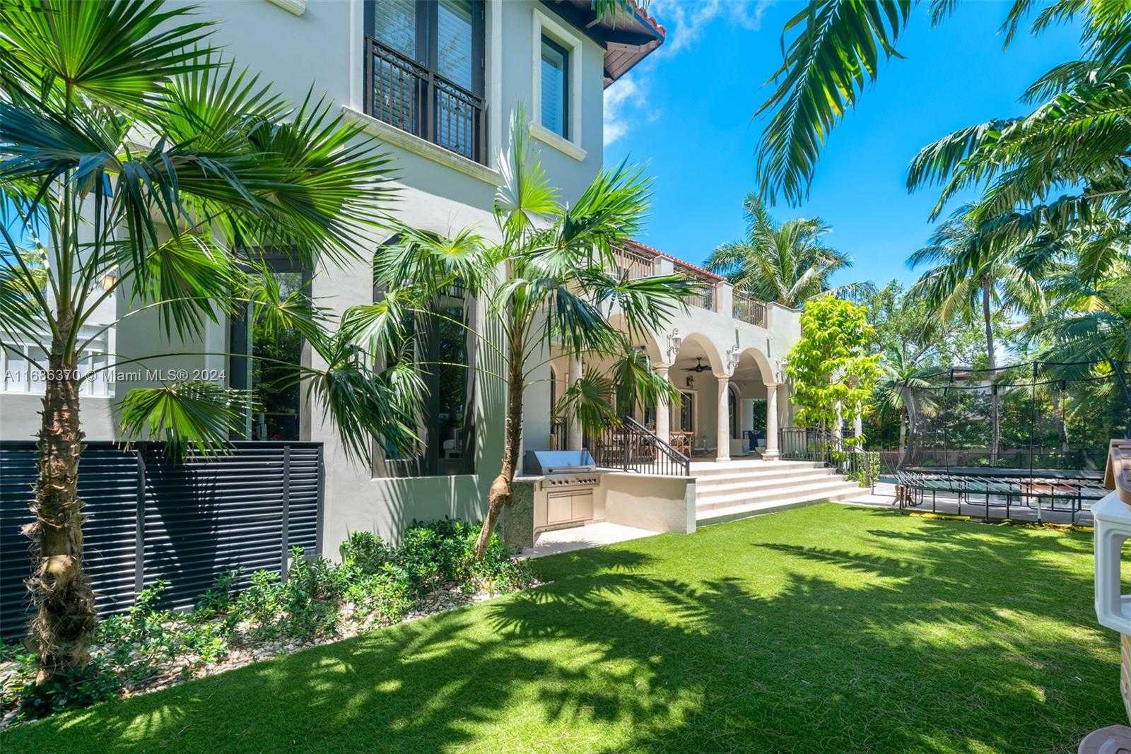 Small Image of 250 BUTTONWOOD DRIVE, Key Biscayne Number 32