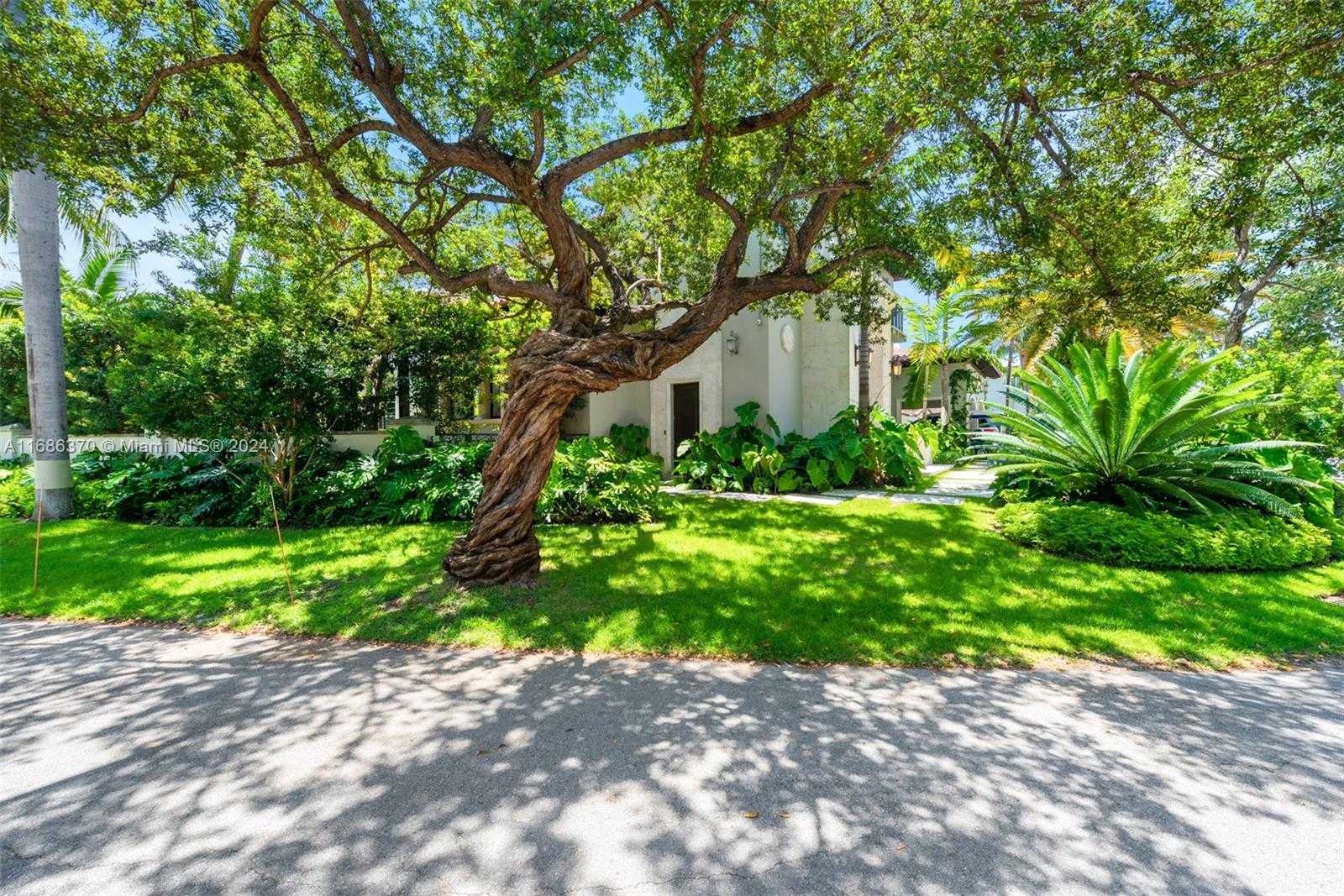 Small Image of 250 BUTTONWOOD DRIVE, Key Biscayne Number 37
