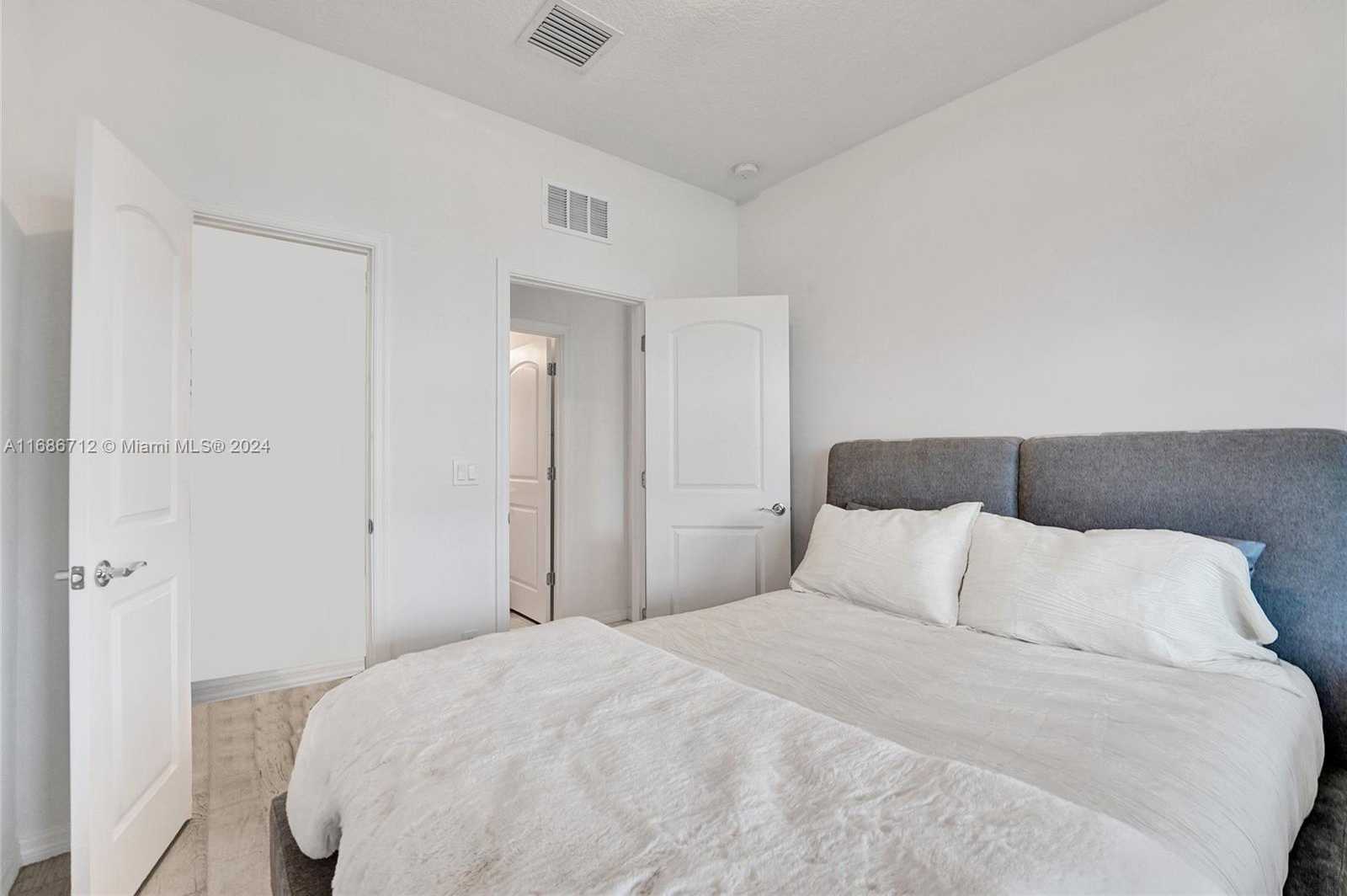 Small Image of 4468 SPRUCE LN, Oakland Park Number 22