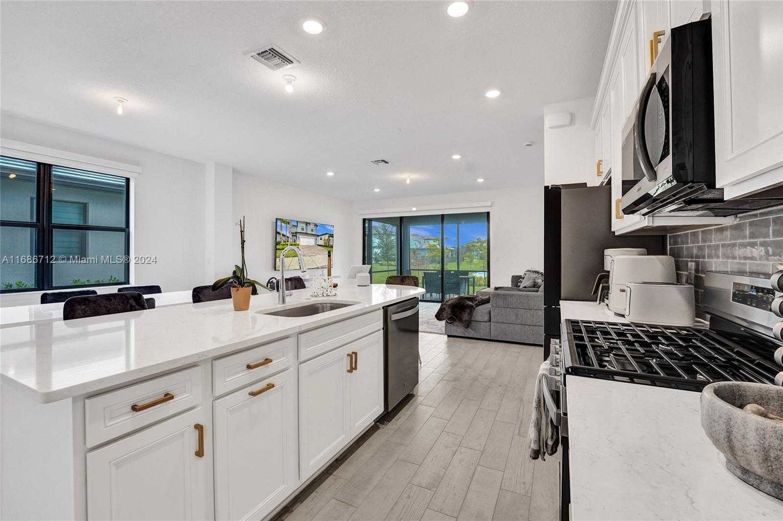 Small Image of 4468 SPRUCE LN, Oakland Park Number 7