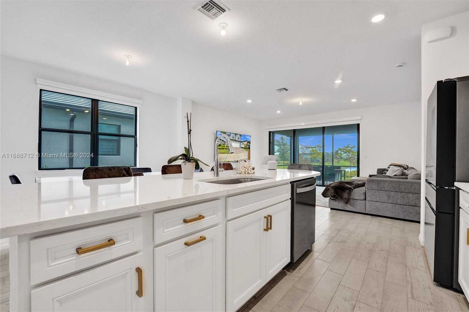 Small Image of 4468 SPRUCE LN, Oakland Park Number 8