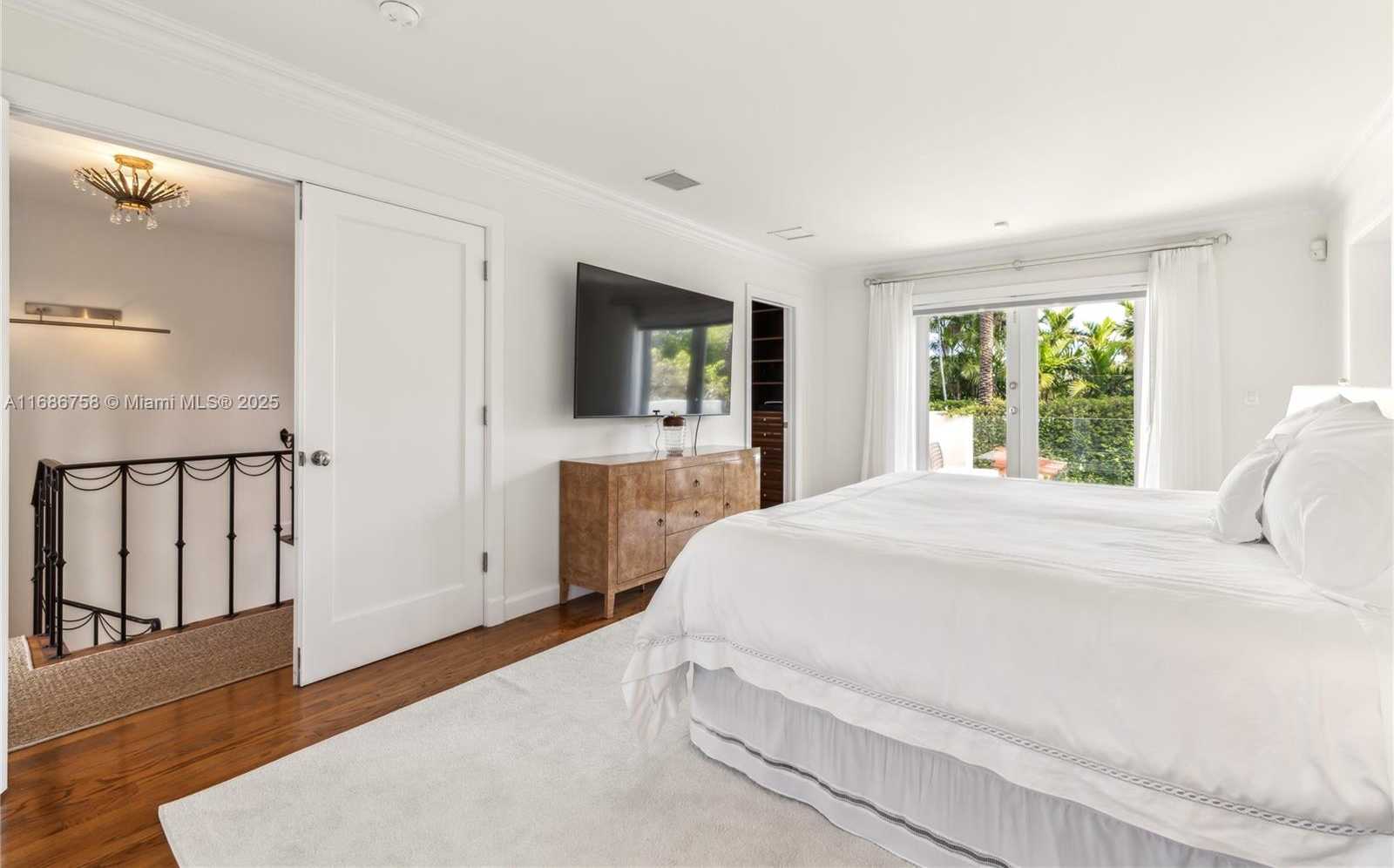 Small Image of 5711 NORTH BAY RD, Miami Beach Number 12
