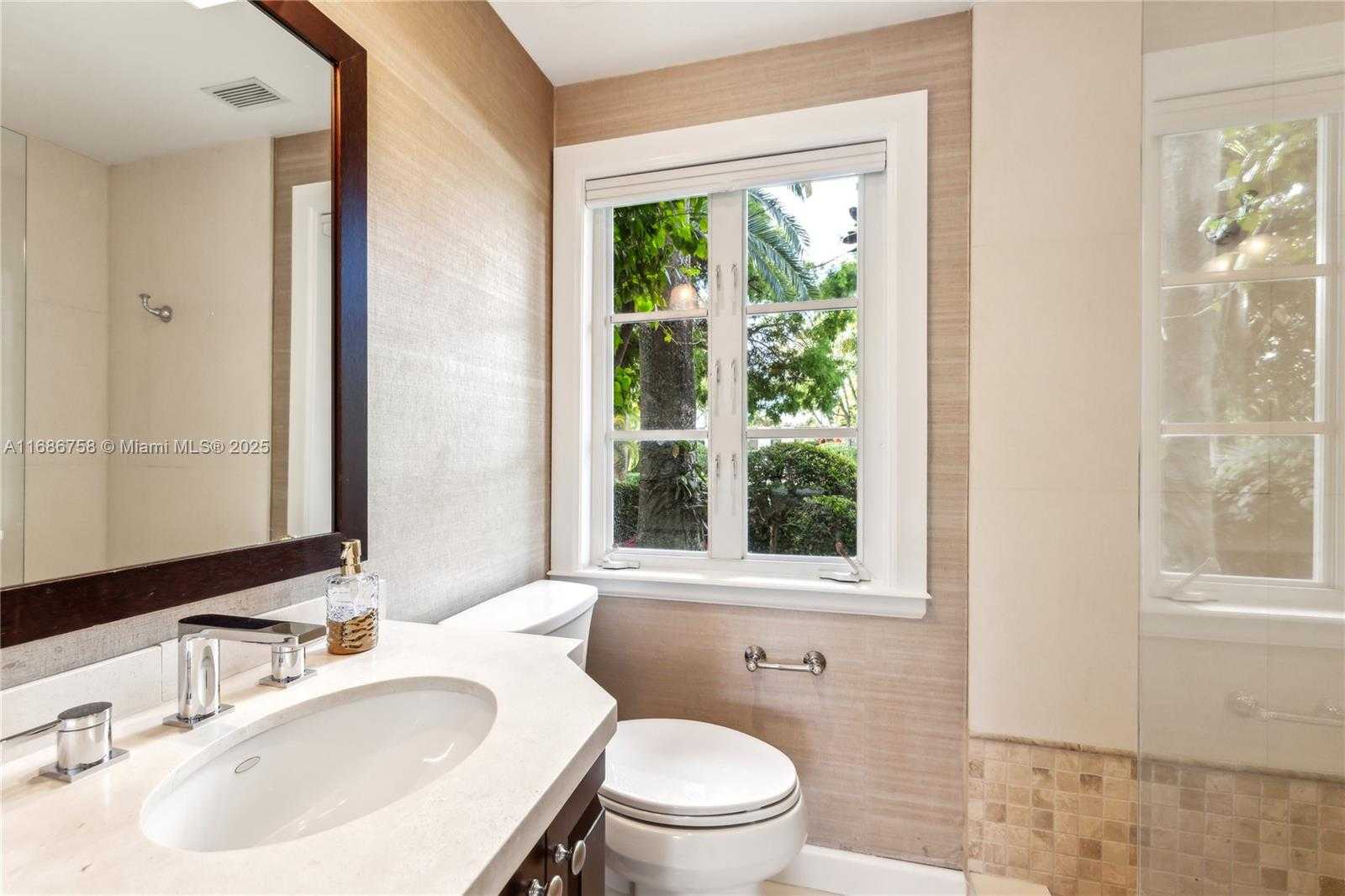 Small Image of 5711 NORTH BAY RD, Miami Beach Number 16