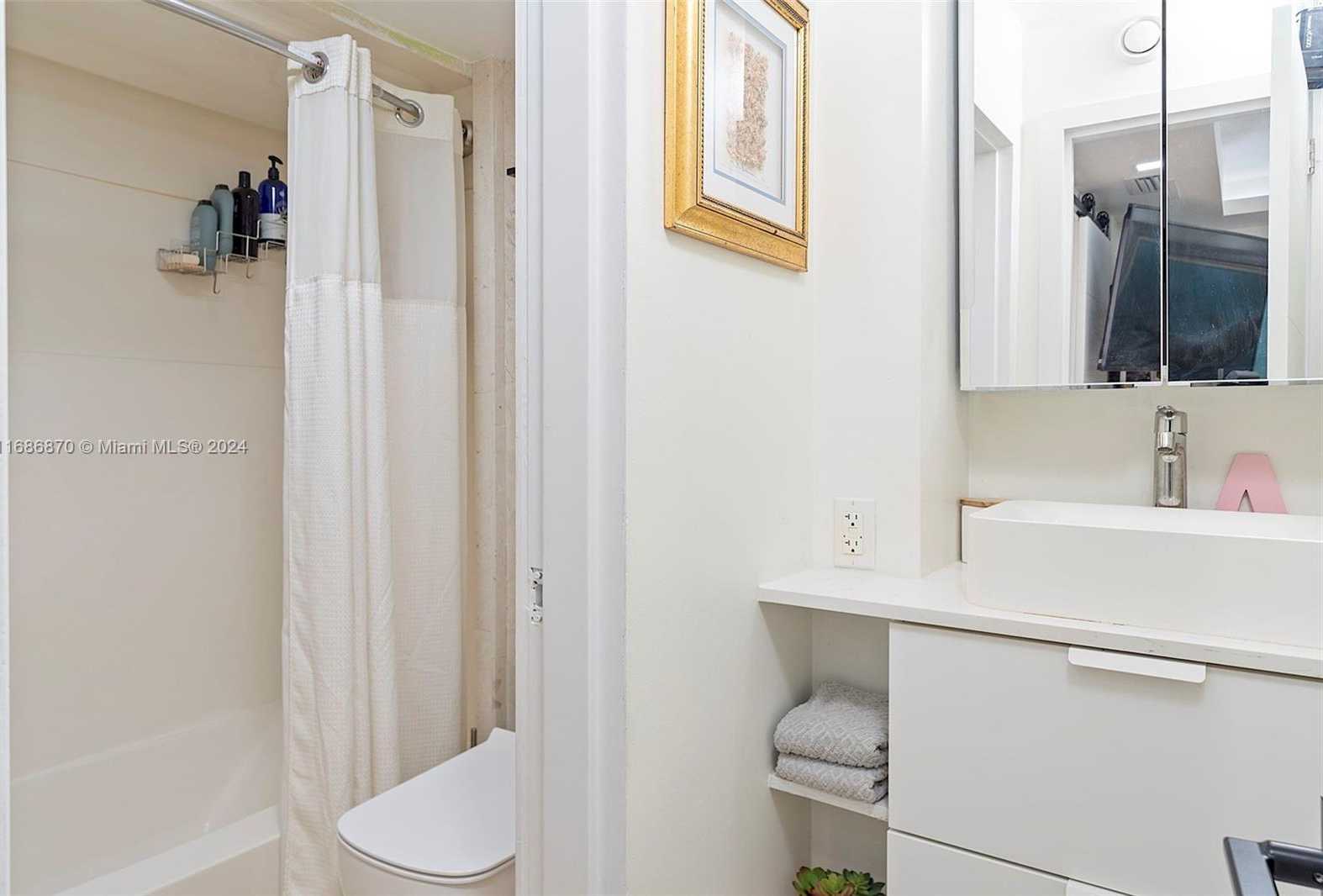 Small Image of 6616 EAST MIAMI LAKES DR E, Miami Lakes Number 26