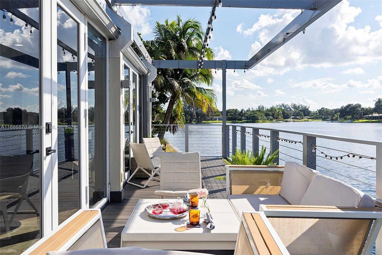 Small Image of 6616 EAST MIAMI LAKES DR E, Miami Lakes Number 39
