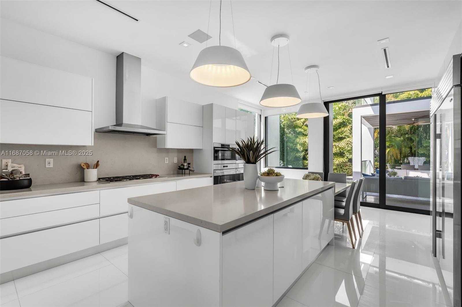 Small Image of 124 PARK DR, Bal Harbour Number 25