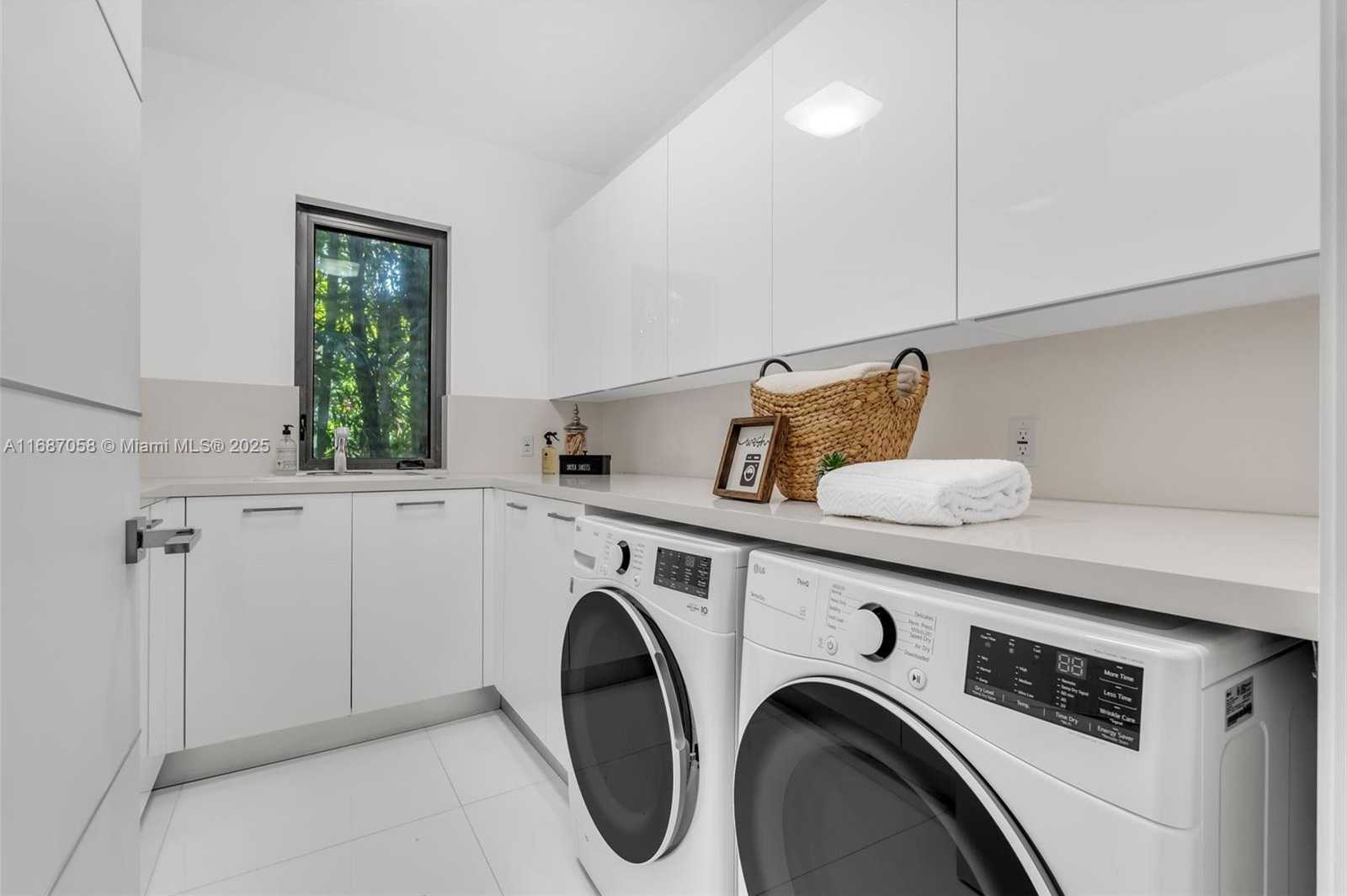 Small Image of 124 PARK DR, Bal Harbour Number 29