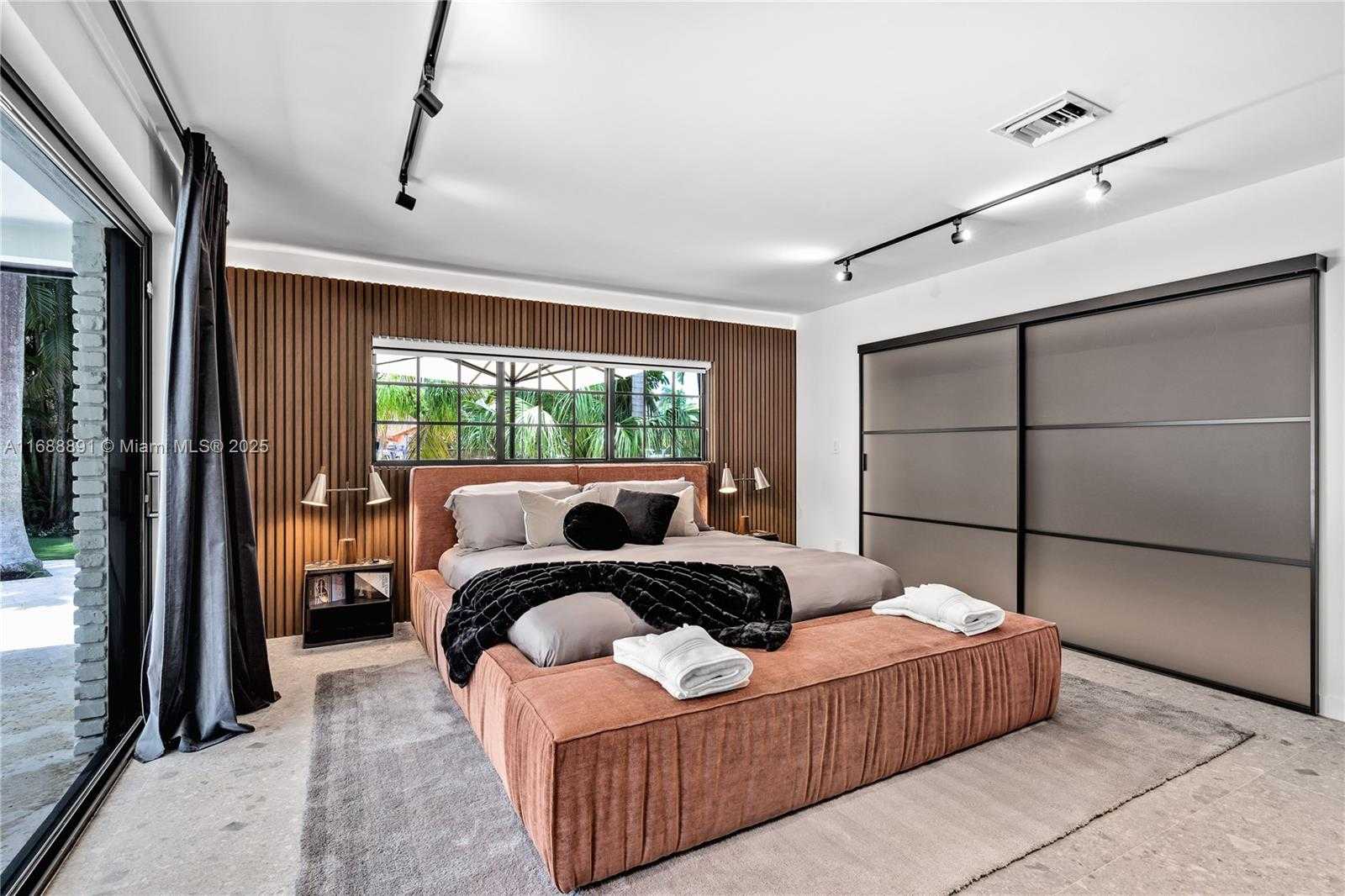 Small Image of 2500 BAYVIEW DR, Fort Lauderdale Number 24