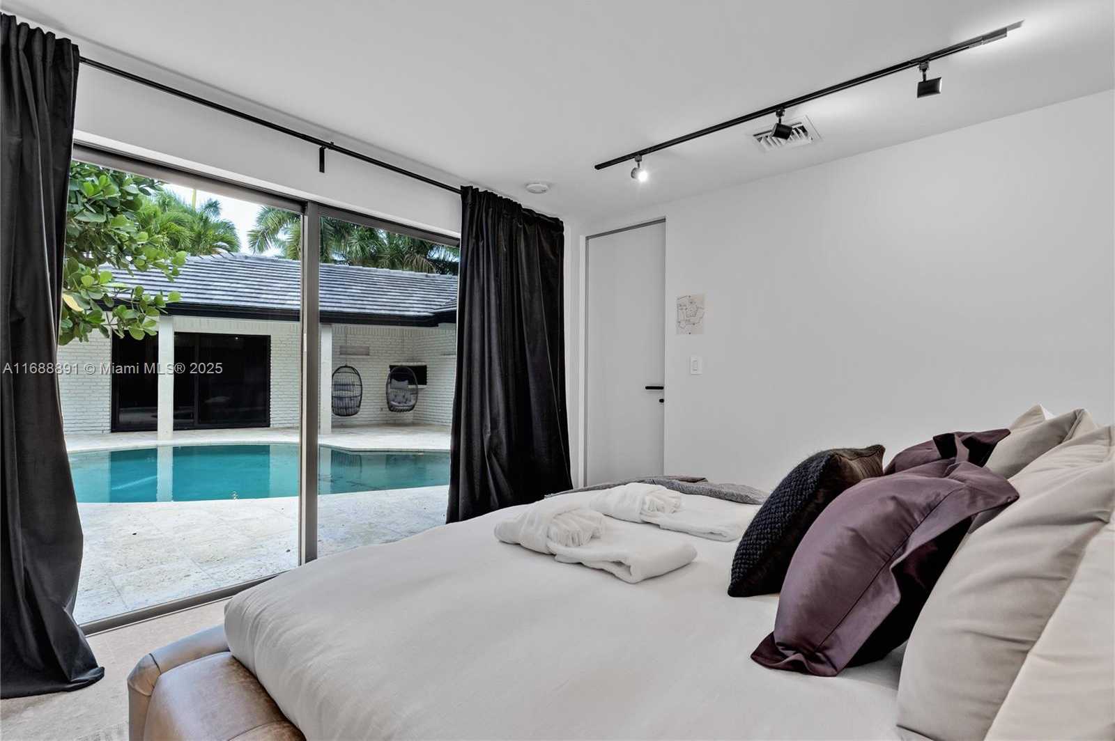 Small Image of 2500 BAYVIEW DR, Fort Lauderdale Number 36