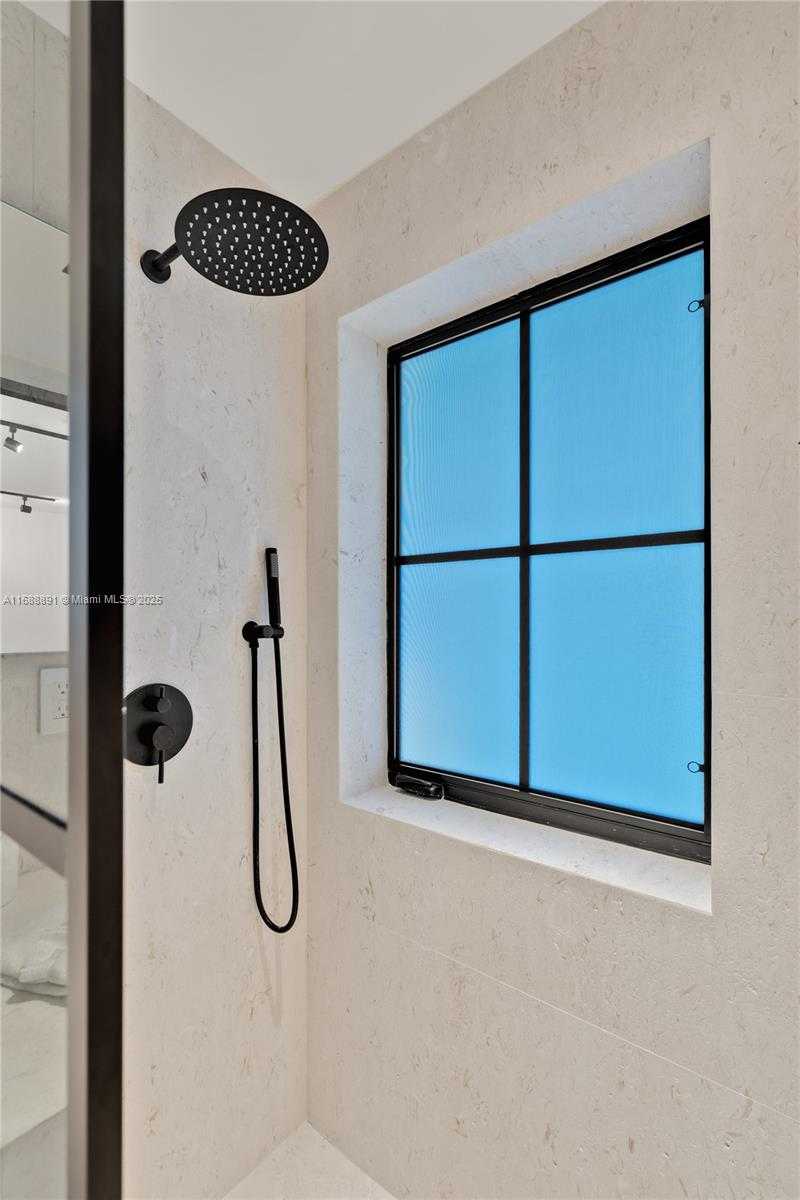 Small Image of 2500 BAYVIEW DR, Fort Lauderdale Number 40