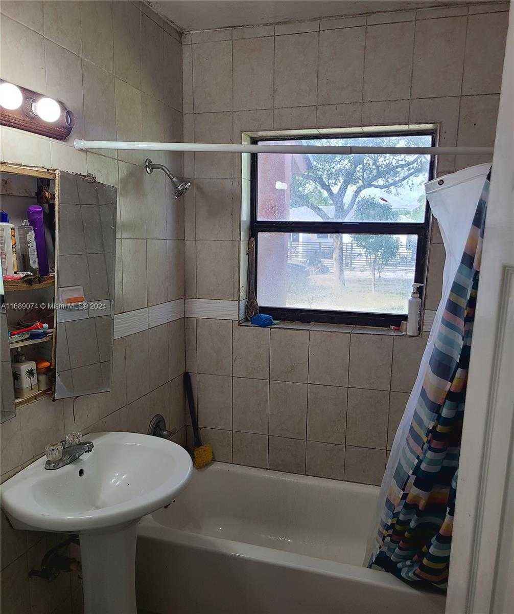 Small Image of 1420 NORTH EAST 137TH ST, North Miami Number 5