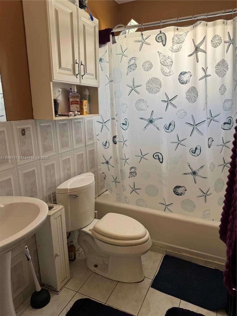 Small Image of 19133 NORTH WEST 35 AVENUE, Miami Gardens Number 12