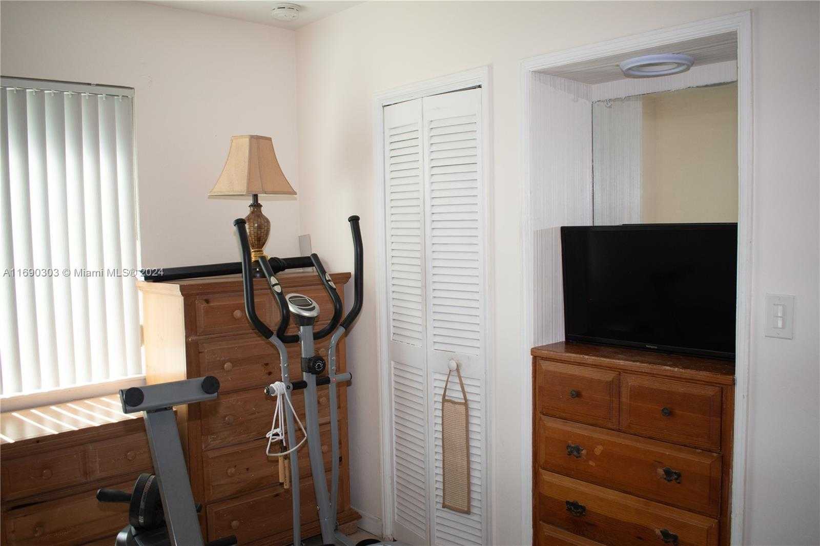 Small Image of 2206 WASHINGTON ST, Hollywood Number 37