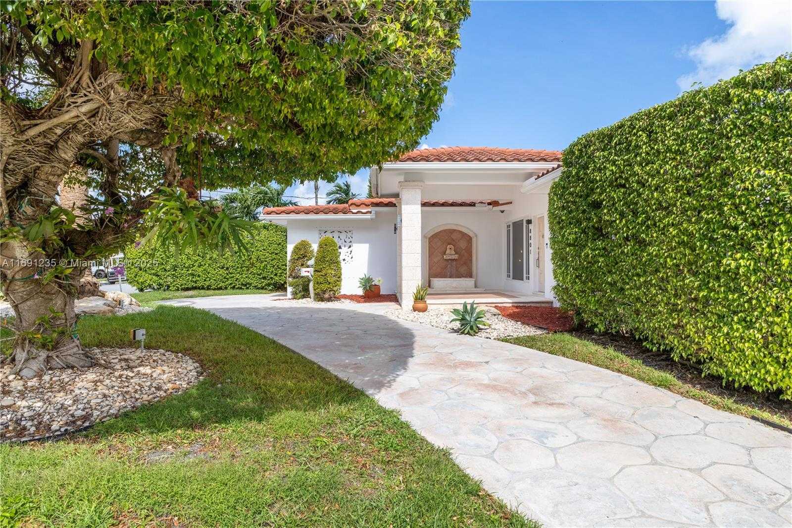 Small Image of 8801 DICKENS AVE, Surfside Number 16