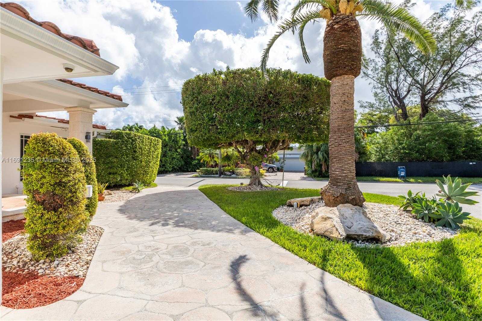 Small Image of 8801 DICKENS AVE, Surfside Number 18