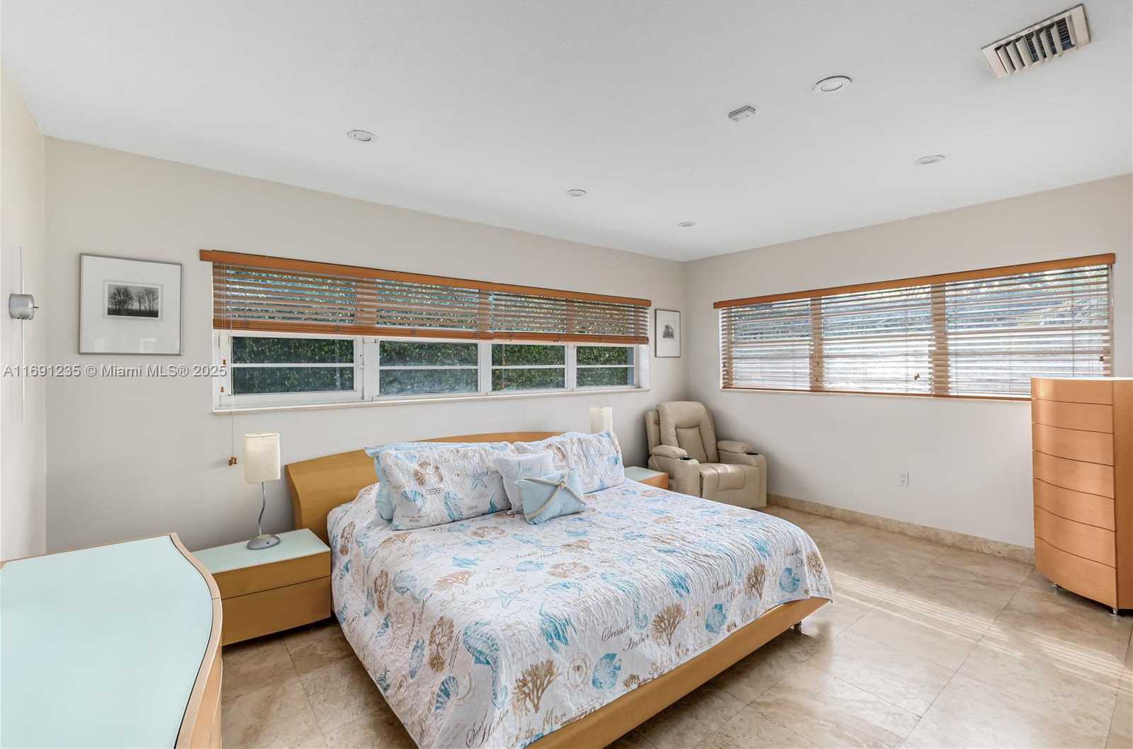 Small Image of 8801 DICKENS AVE, Surfside Number 19