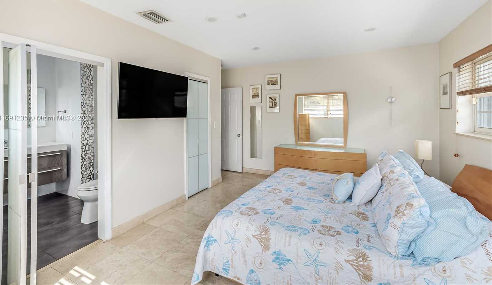 Small Image of 8801 DICKENS AVE, Surfside Number 20