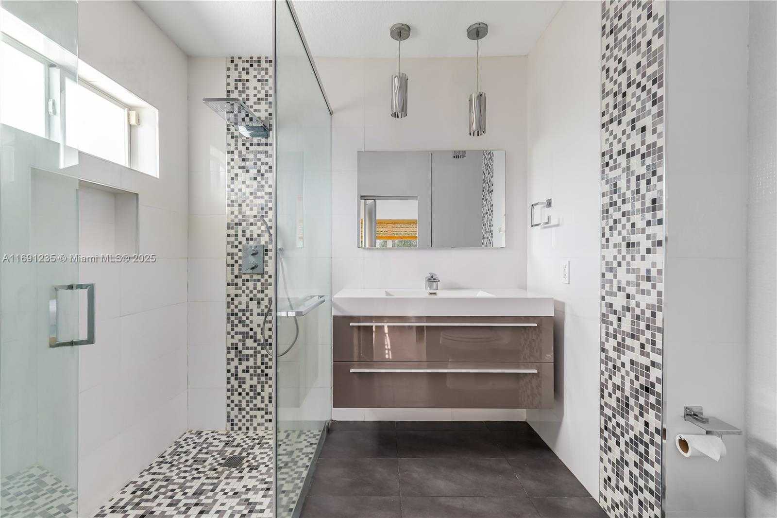 Small Image of 8801 DICKENS AVE, Surfside Number 21