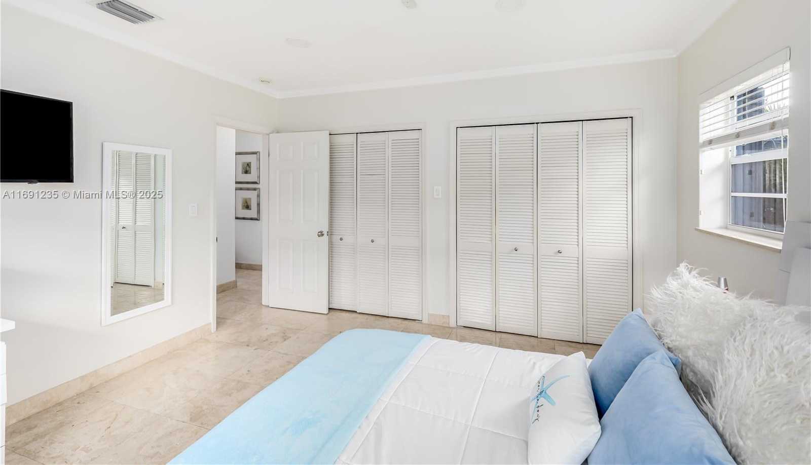 Small Image of 8801 DICKENS AVE, Surfside Number 23
