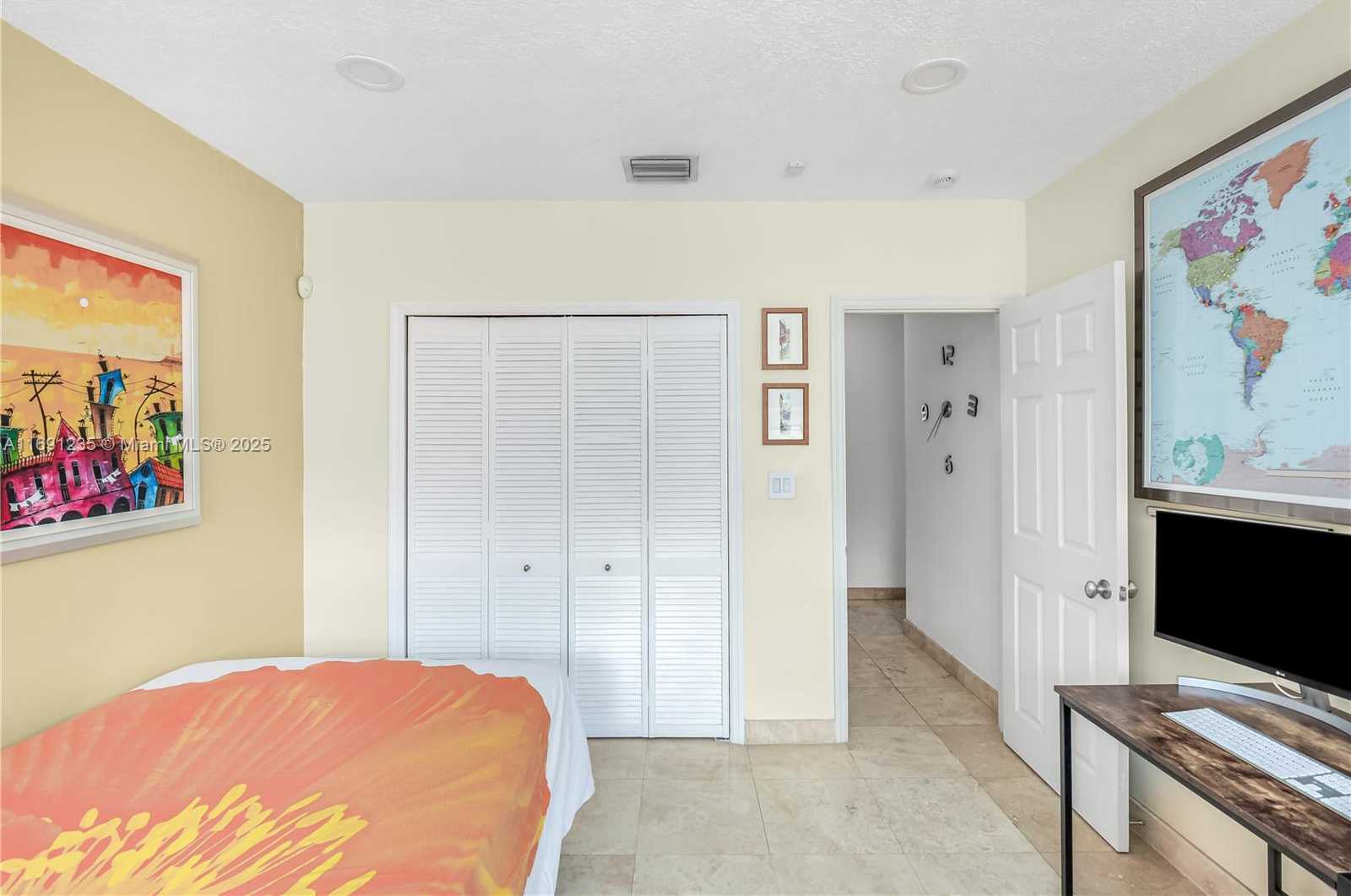Small Image of 8801 DICKENS AVE, Surfside Number 26