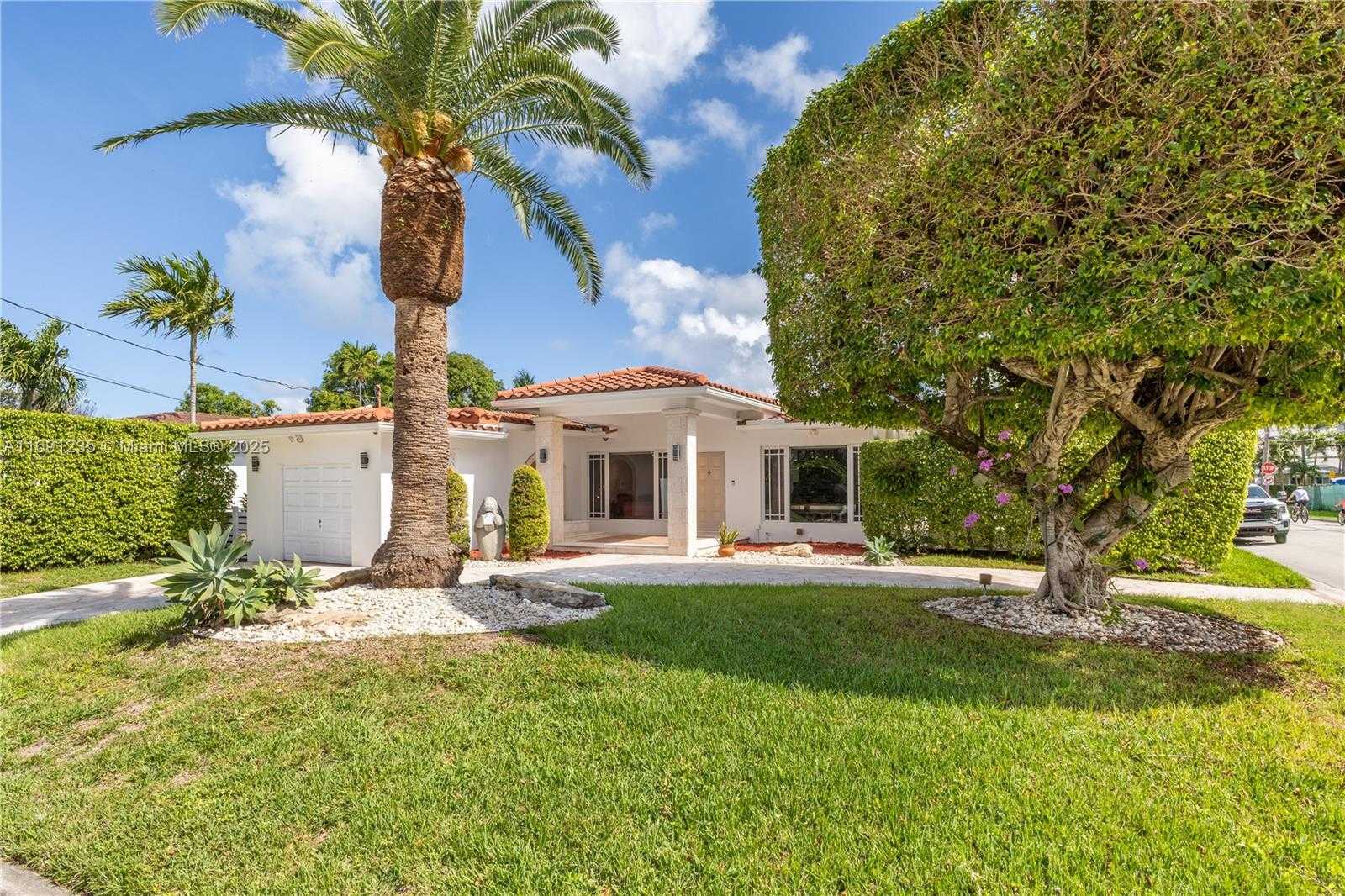 Small Image of 8801 DICKENS AVE, Surfside Number 3