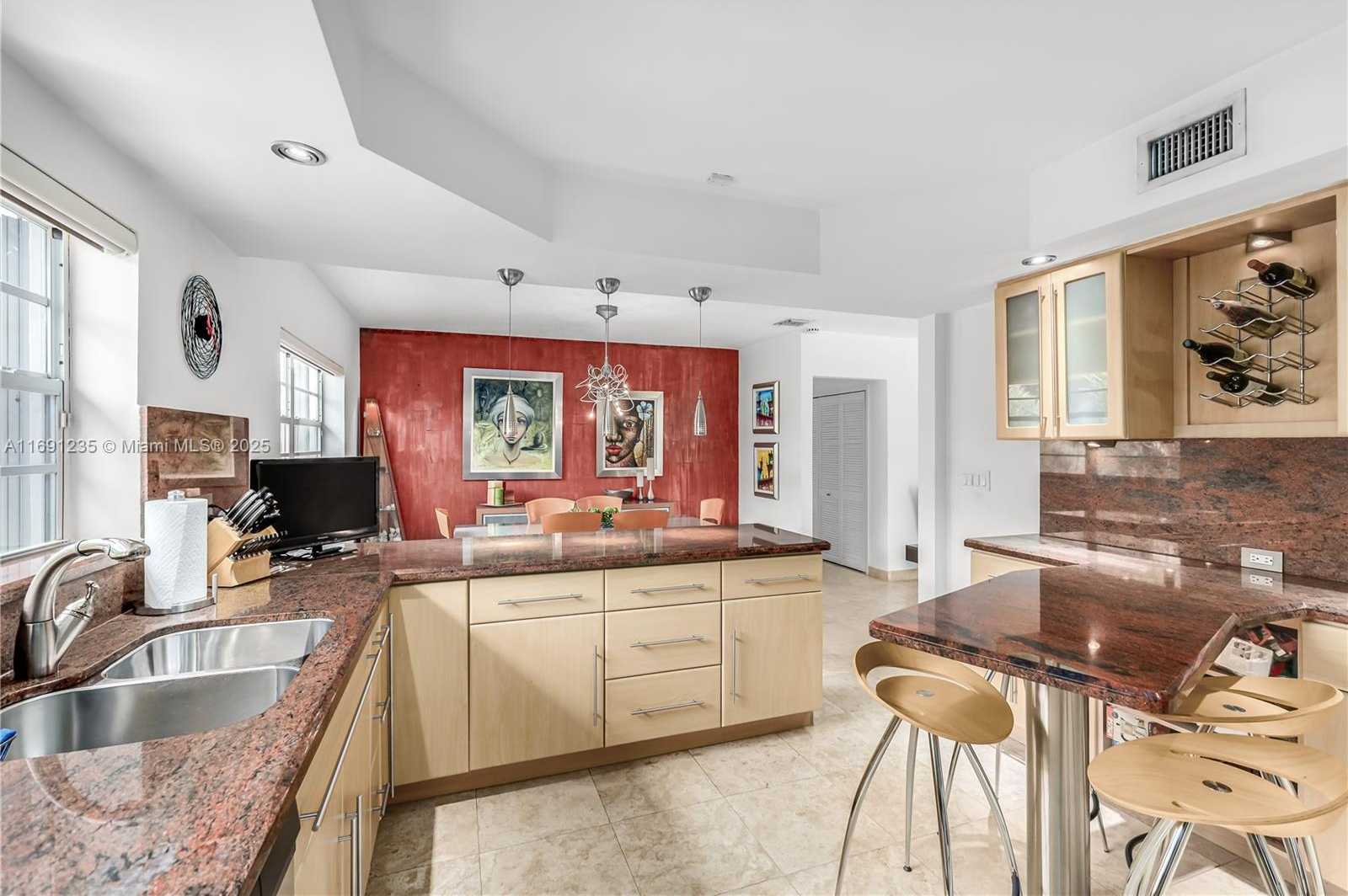 Small Image of 8801 DICKENS AVE, Surfside Number 38