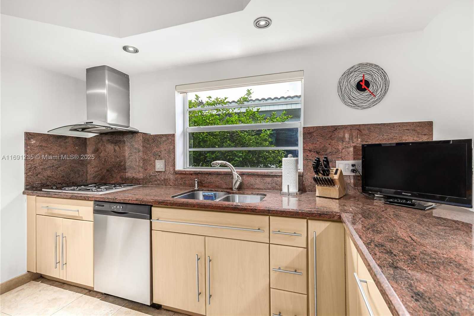 Small Image of 8801 DICKENS AVE, Surfside Number 39