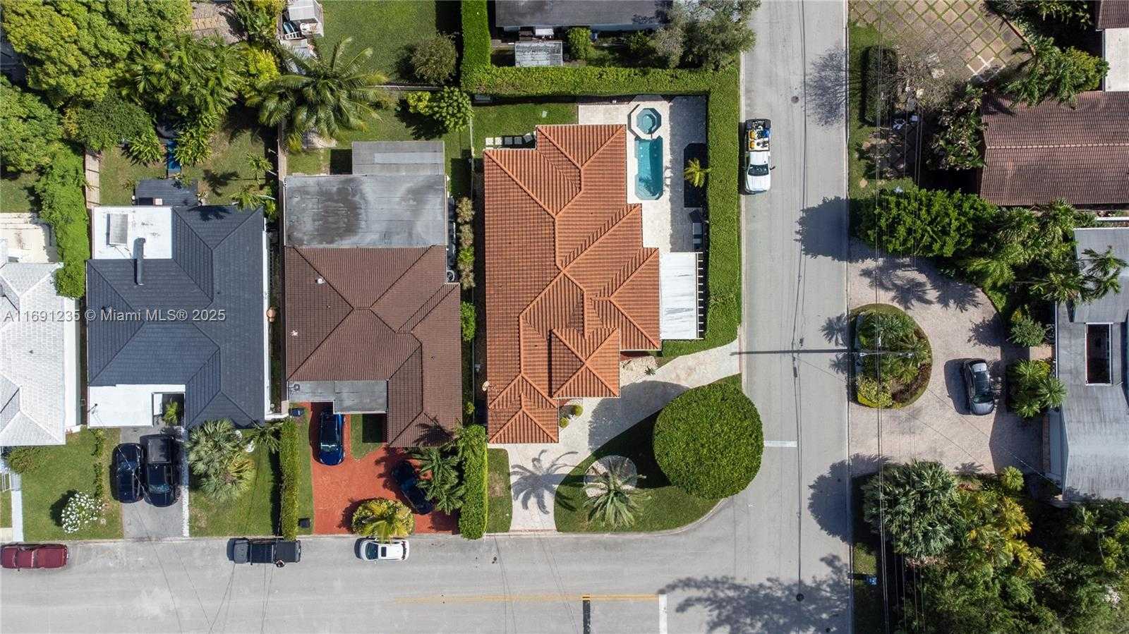 Small Image of 8801 DICKENS AVE, Surfside Number 44