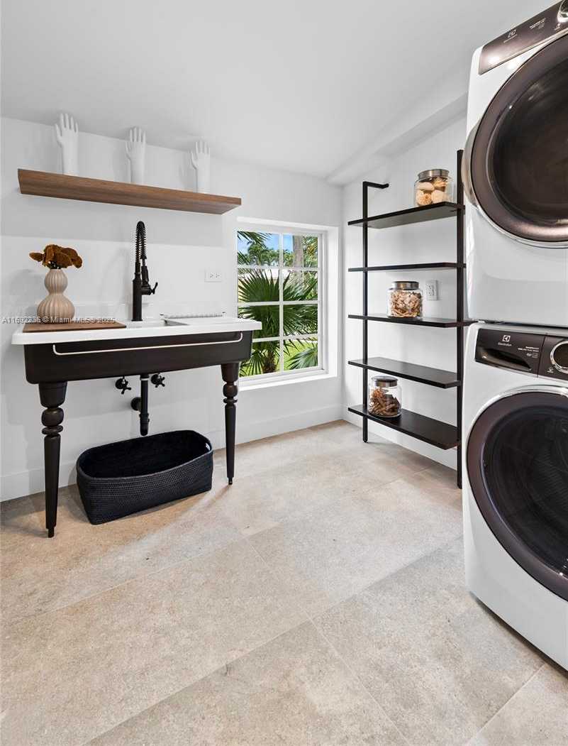 Small Image of 856 TYLER ST, Hollywood Number 48