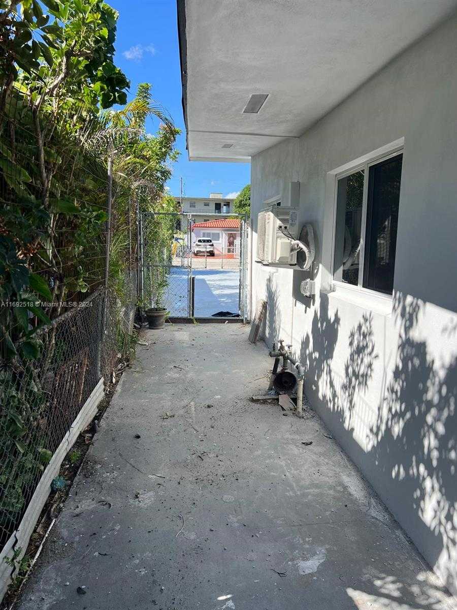 Small Image of 4787 EAST 8TH CT, Hialeah Number 16