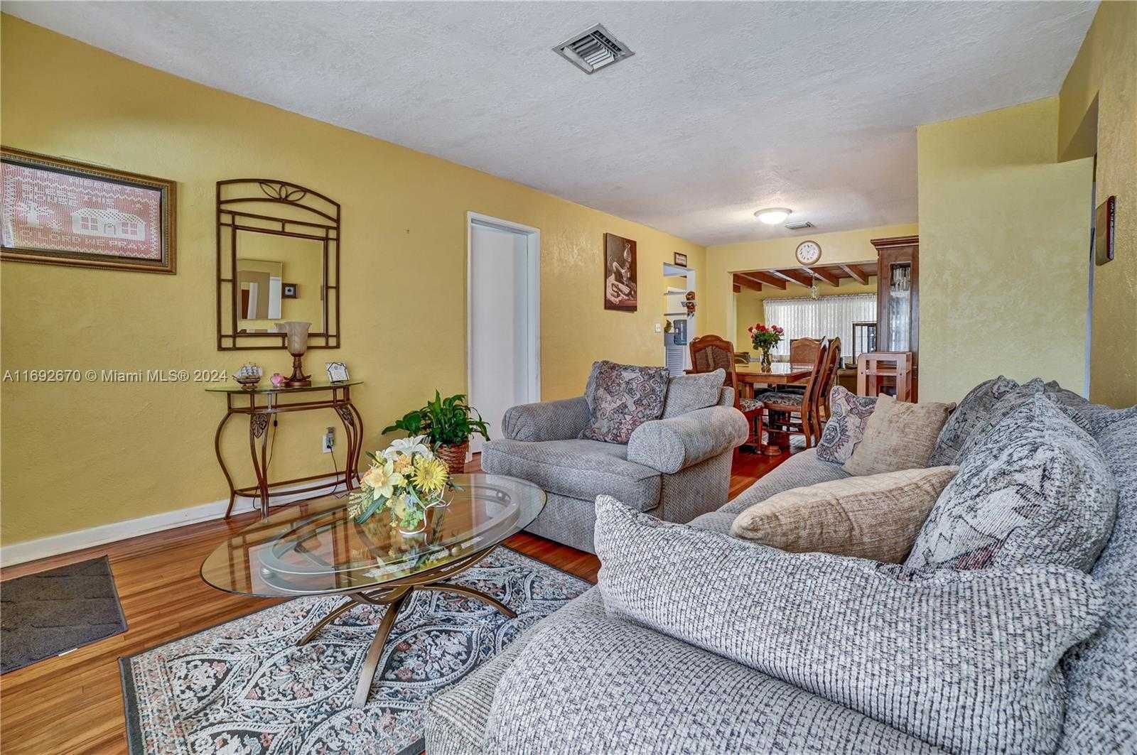 Small Image of 6525 MAYO ST, Hollywood Number 2