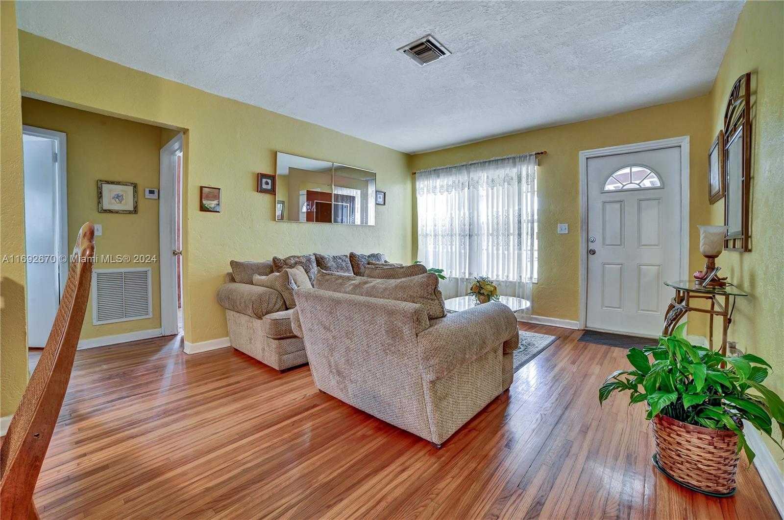 Small Image of 6525 MAYO ST, Hollywood Number 3