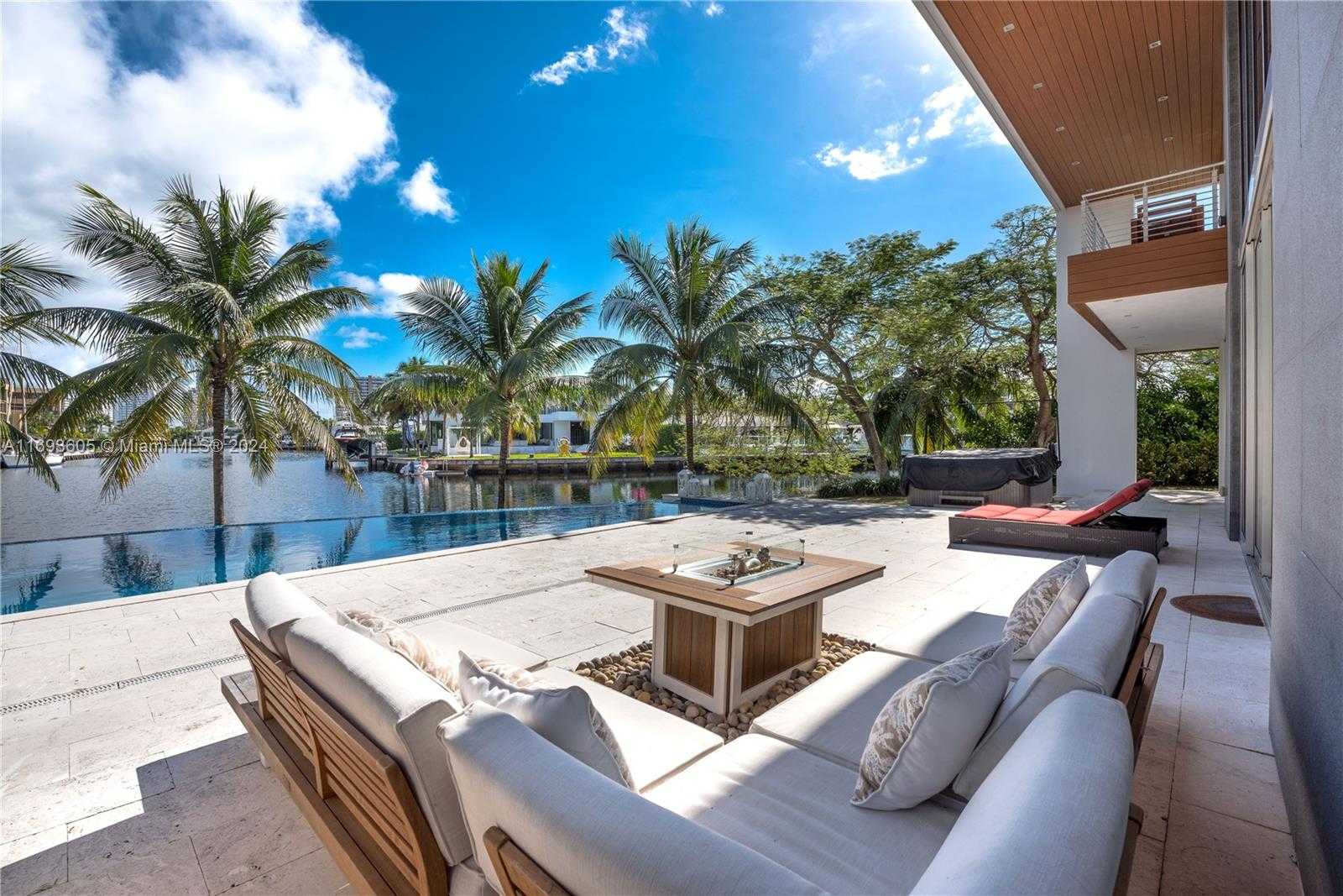 Small Image of 400 TAMARIND DR, Hallandale Beach Number 3