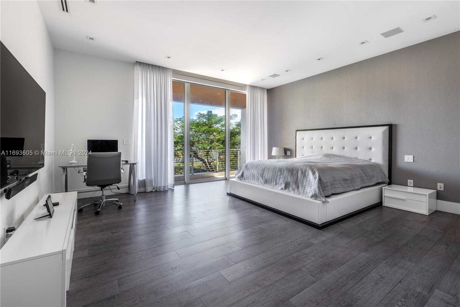Small Image of 400 TAMARIND DR, Hallandale Beach Number 30