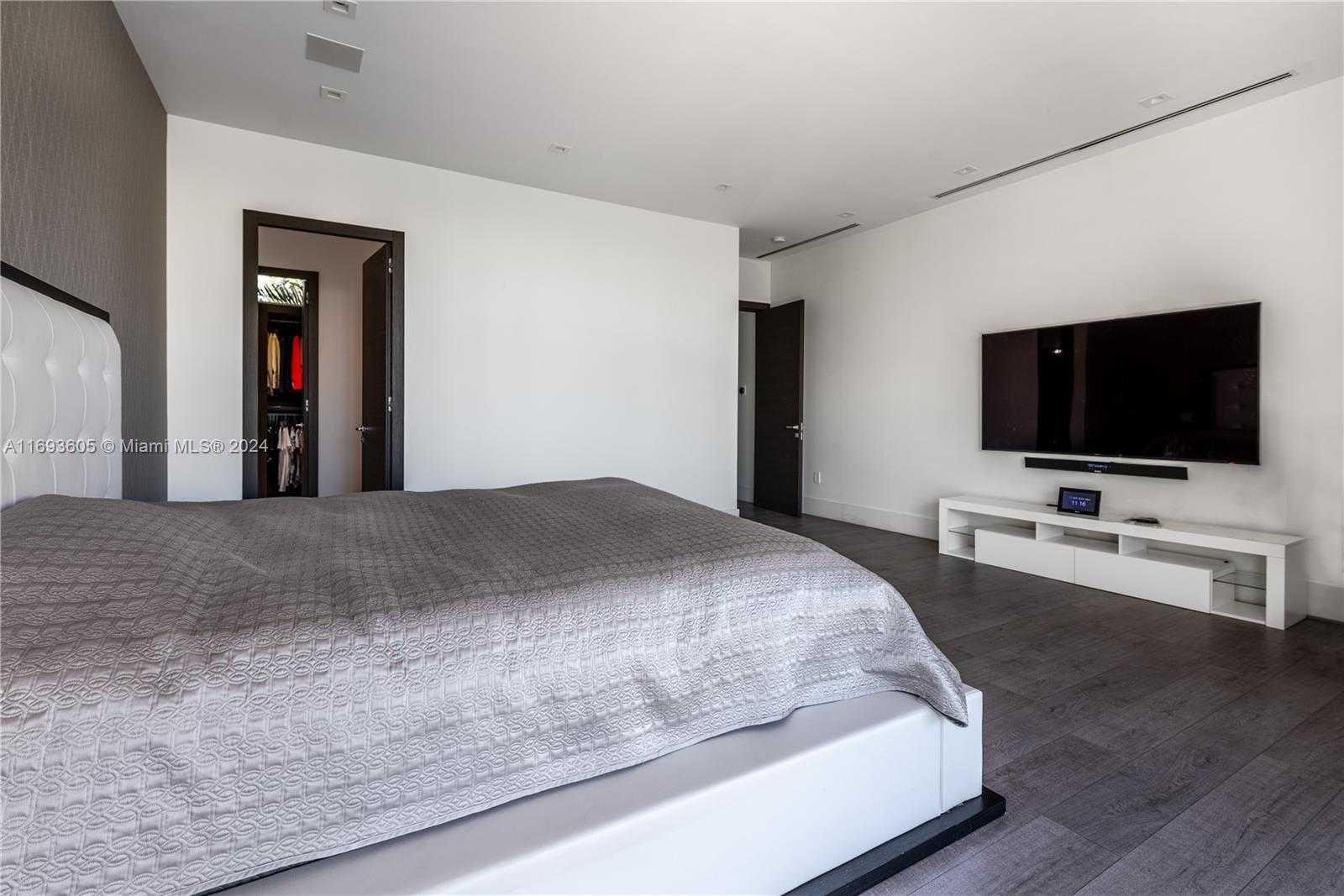 Small Image of 400 TAMARIND DR, Hallandale Beach Number 31