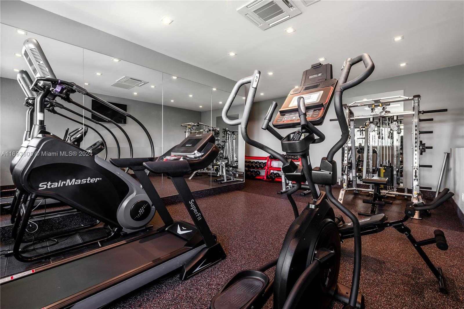 Small Image of 400 TAMARIND DR, Hallandale Beach Number 36