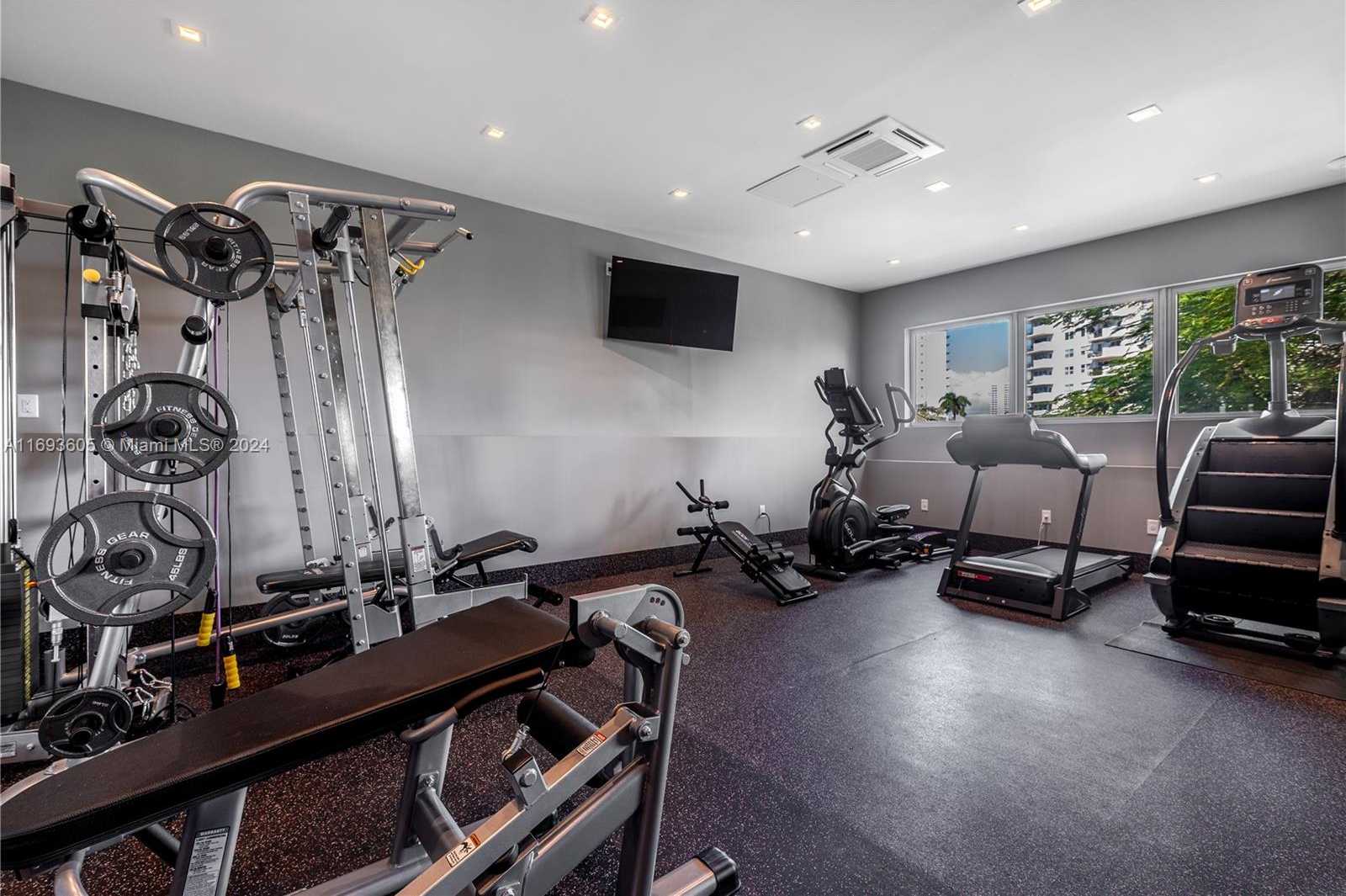 Small Image of 400 TAMARIND DR, Hallandale Beach Number 37