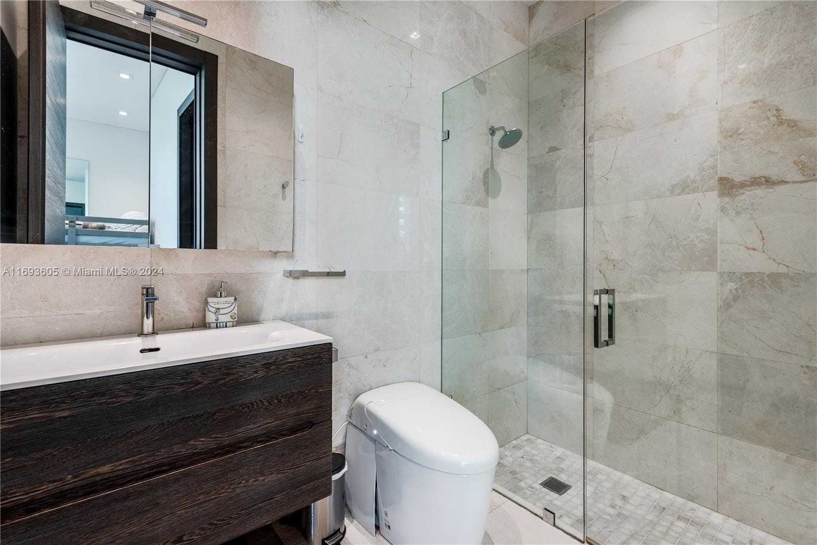 Small Image of 400 TAMARIND DR, Hallandale Beach Number 39