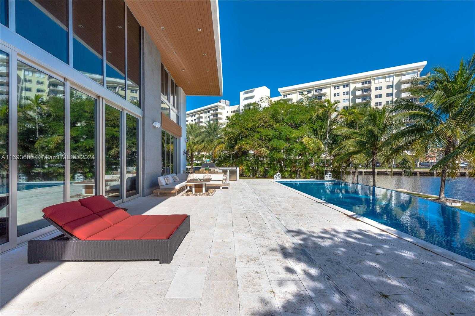Small Image of 400 TAMARIND DR, Hallandale Beach Number 4