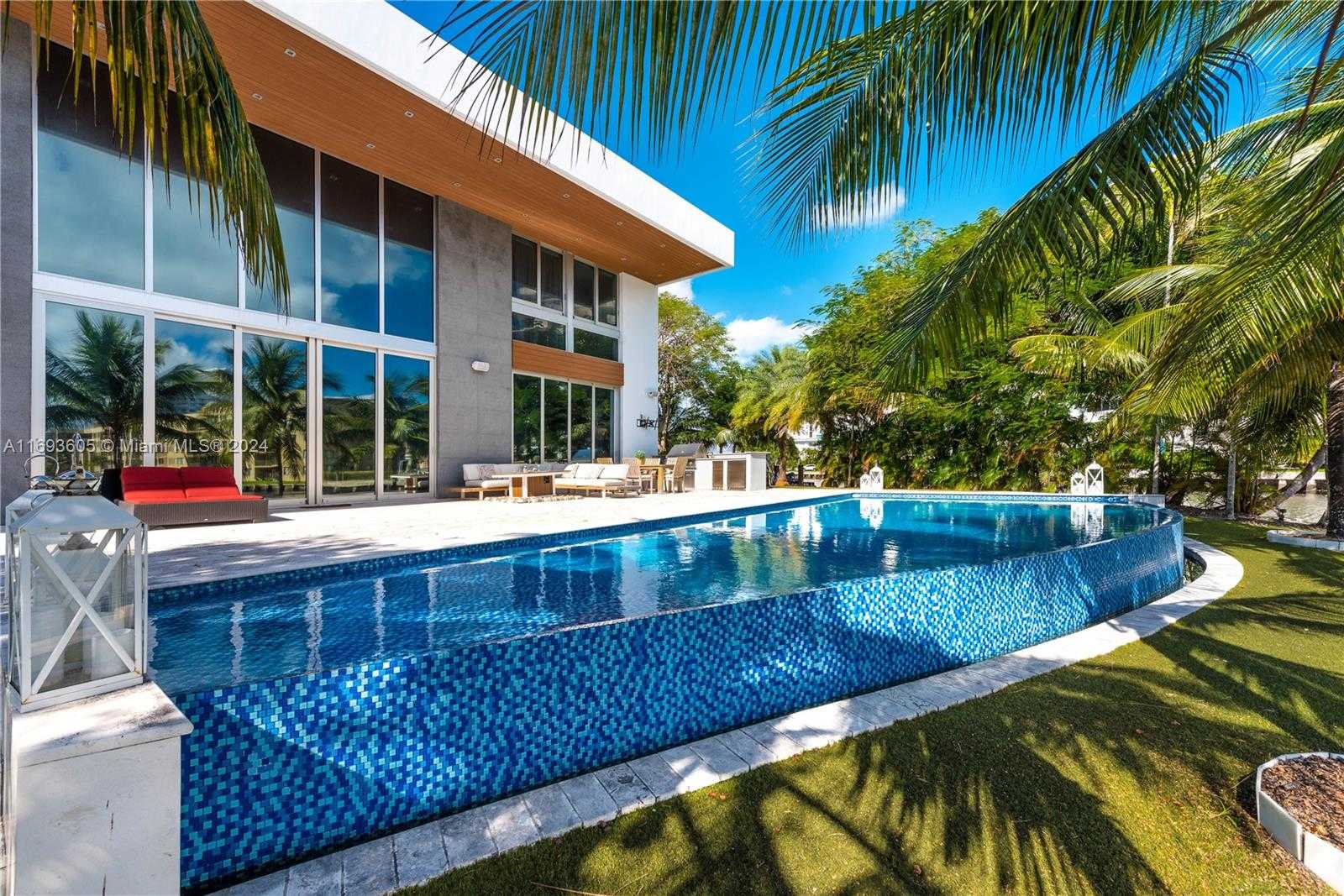 Small Image of 400 TAMARIND DR, Hallandale Beach Number 5