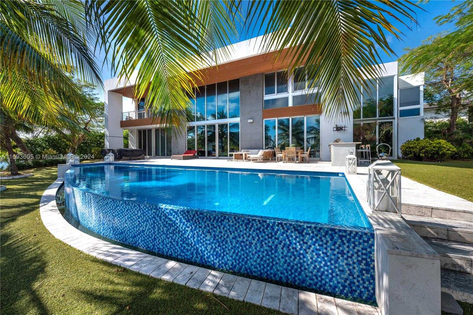 Small Image of 400 TAMARIND DR, Hallandale Beach Number 6
