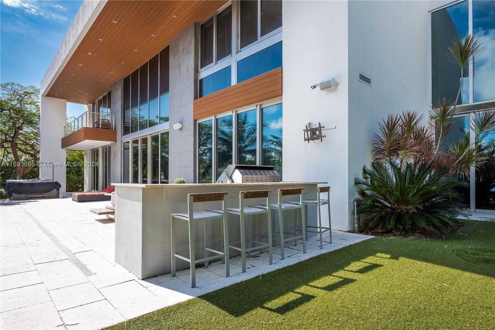 Small Image of 400 TAMARIND DR, Hallandale Beach Number 7