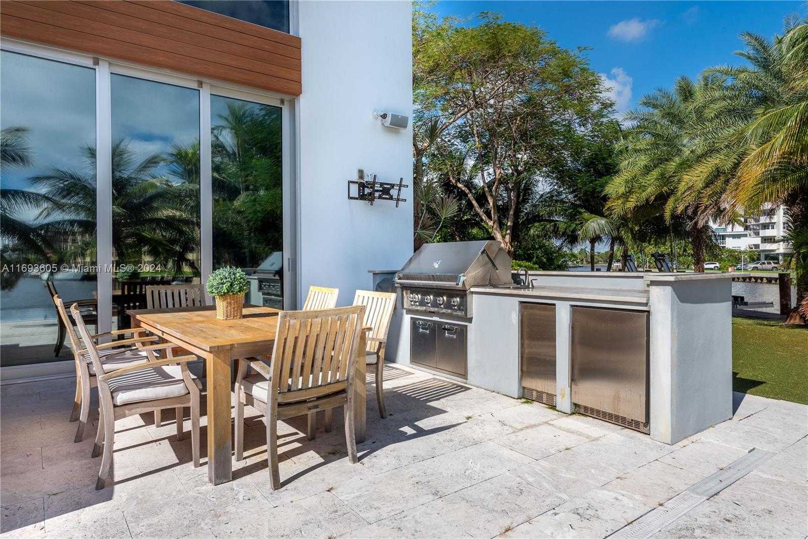 Small Image of 400 TAMARIND DR, Hallandale Beach Number 8