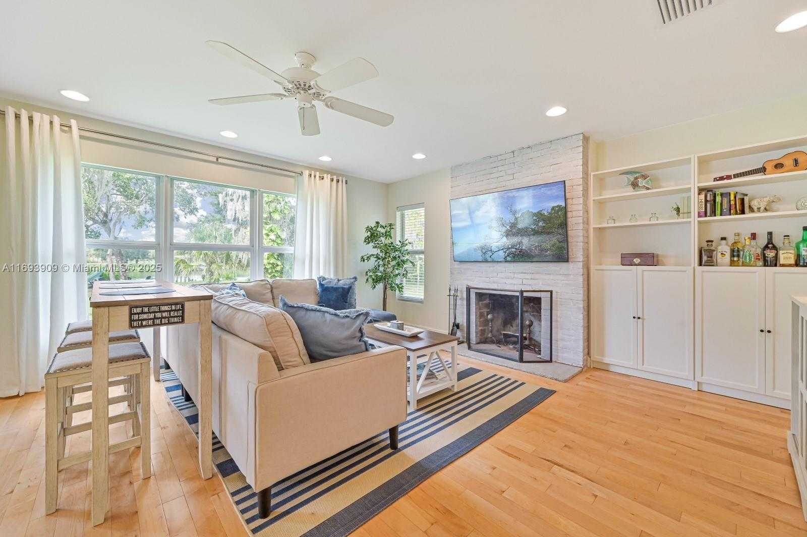 Small Image of 671 LIVE OAK LN, La Belle Number 13