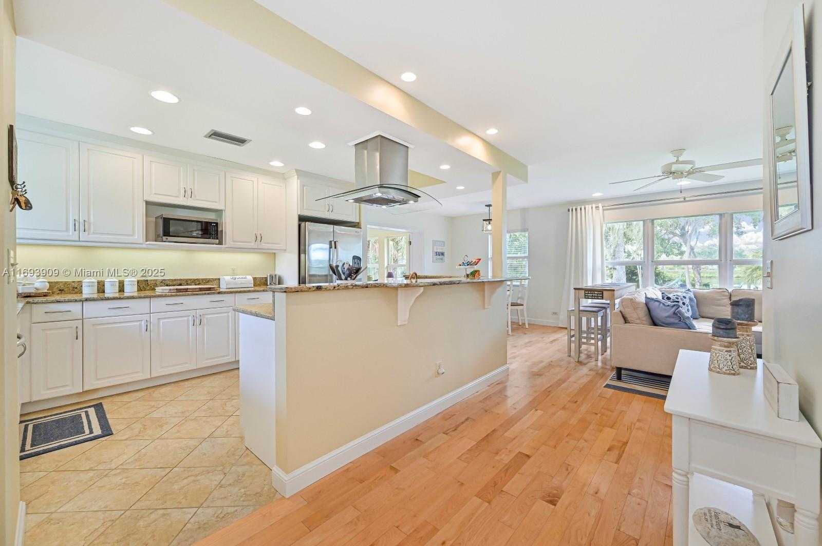 Small Image of 671 LIVE OAK LN, La Belle Number 14