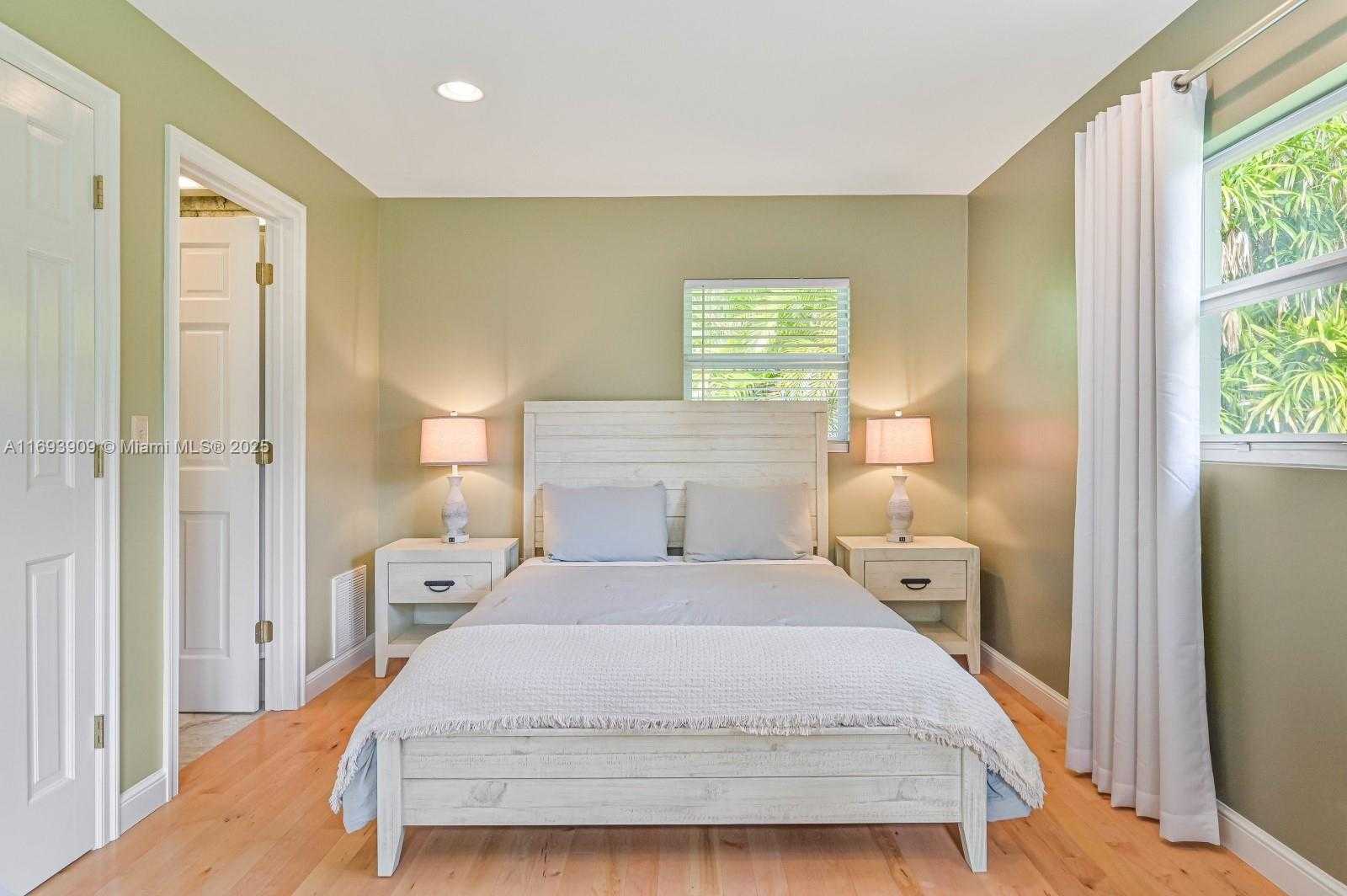 Small Image of 671 LIVE OAK LN, La Belle Number 30