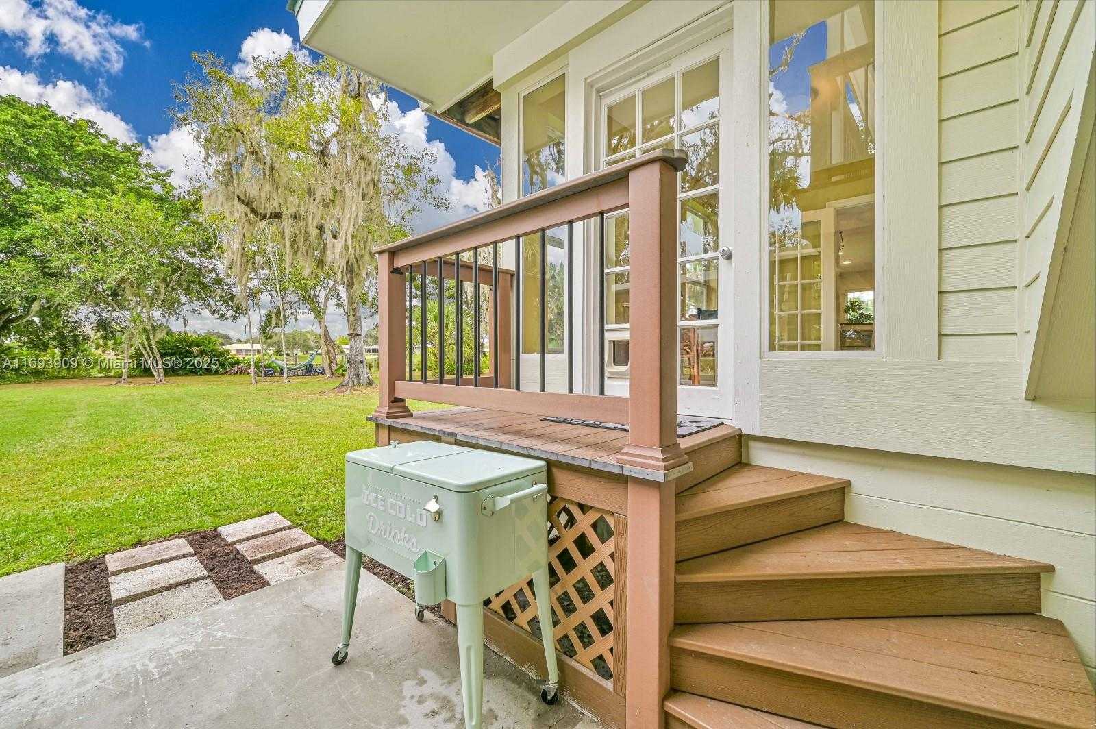 Small Image of 671 LIVE OAK LN, La Belle Number 38