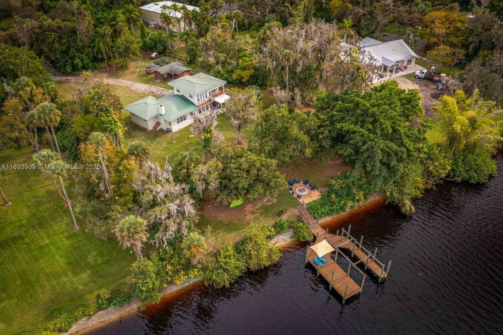 Small Image of 671 LIVE OAK LN, La Belle Number 4